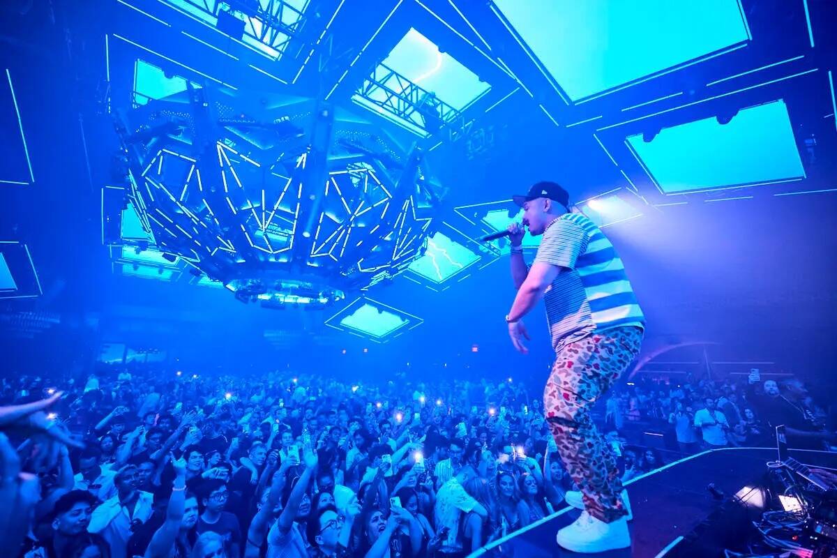 DJ Shabazz aparece animando al público en el club nocturno Zouk de Resorts World Las Vega mien ...