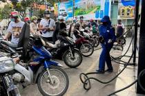 Gente espera en el surtidor de gasolina en Hanoi, Vietnam, el domingo 19 de junio de 2022. En t ...