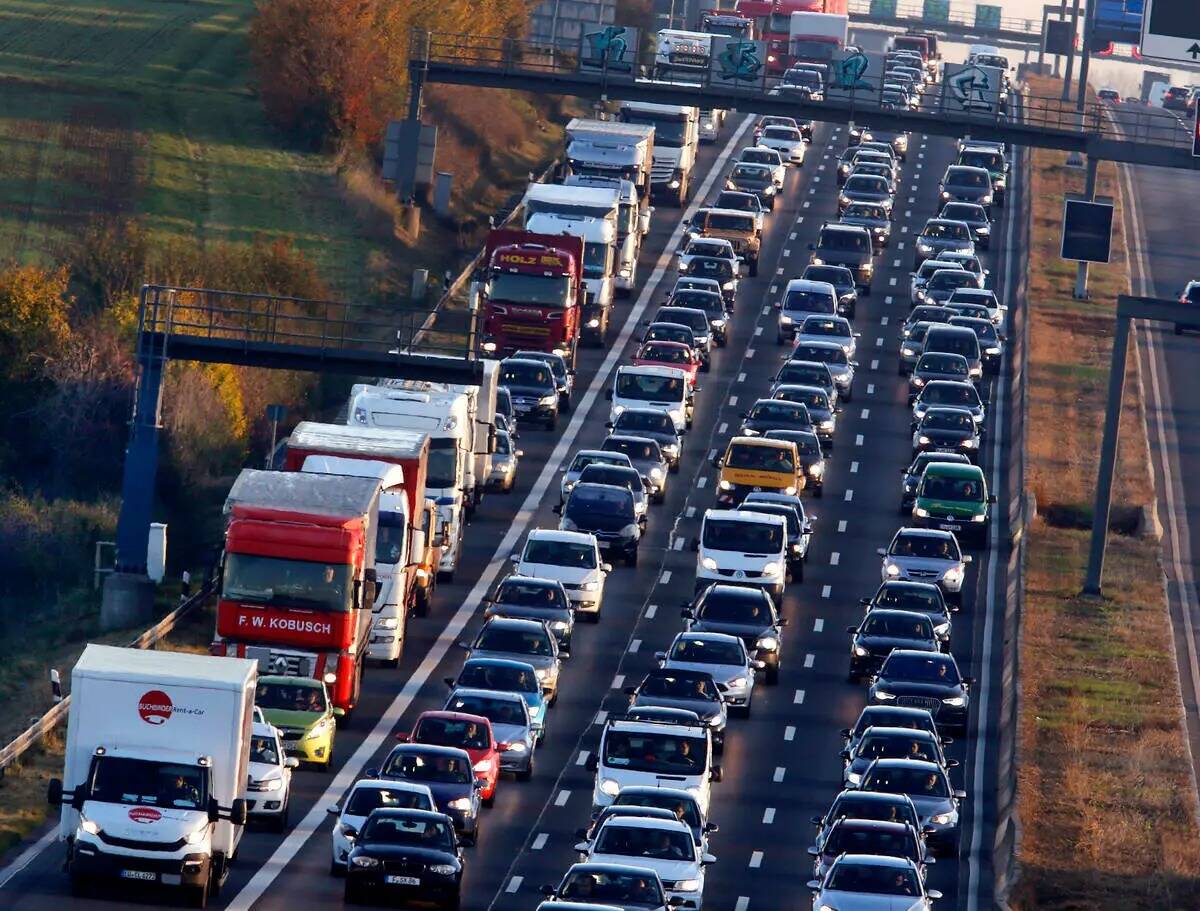 ARCHIVO - Autos y camiones hacen cola en la autopista A5 en Frankfurt, Alemania, el 6 de noviem ...