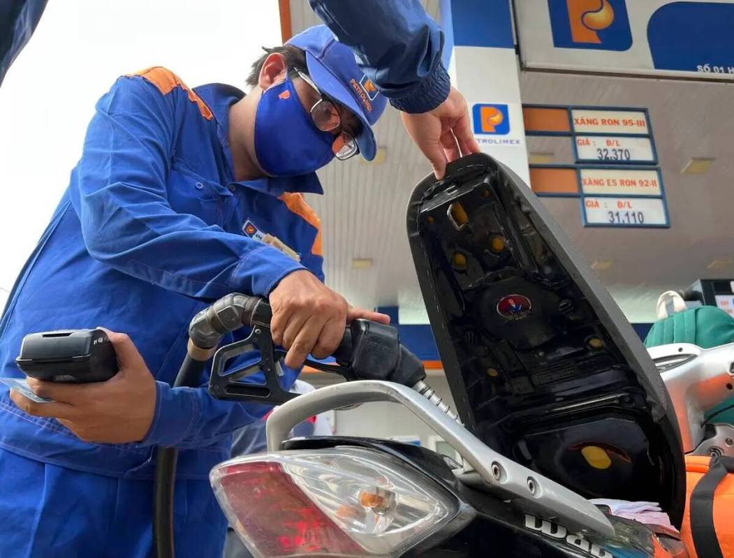 Un empleado echa gasolina a una motocicleta en Hanoi, Vietnam, el domingo 19 de junio de 2022. ...