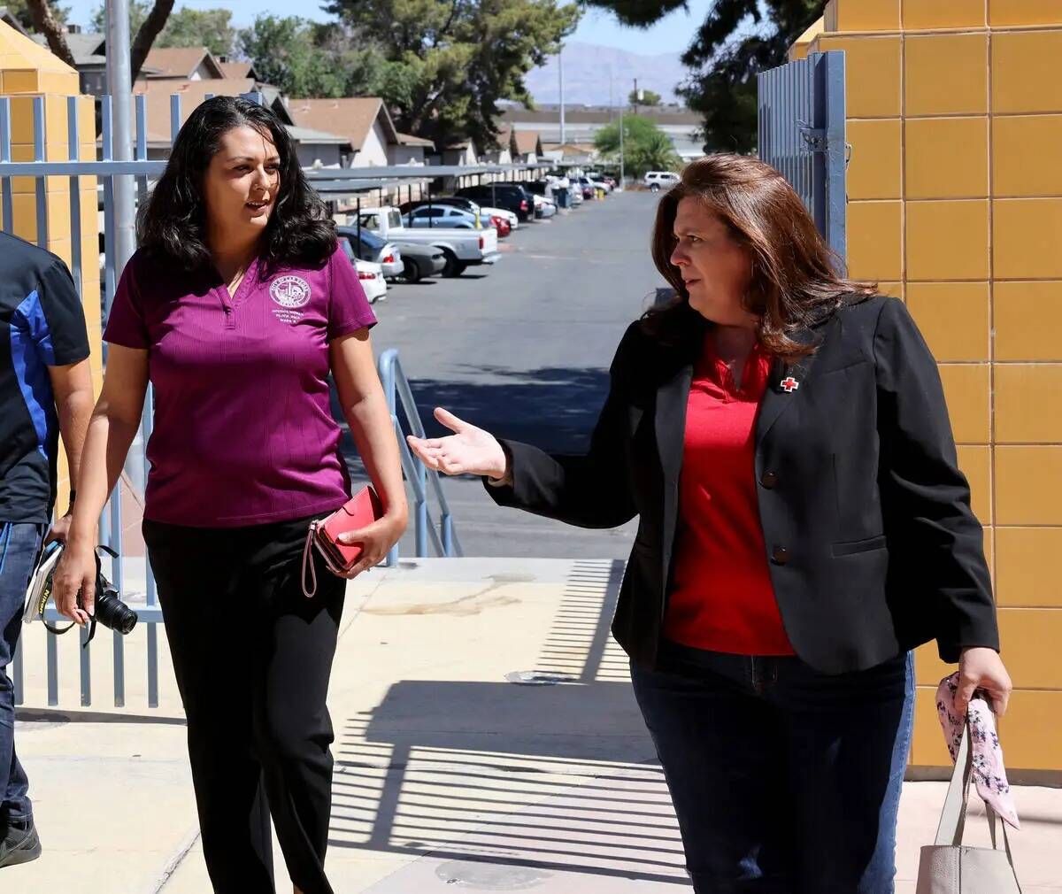 La concejal de Las Vegas Olivia Díaz, a la izquierda, recorre un centro de asistencia con Rach ...