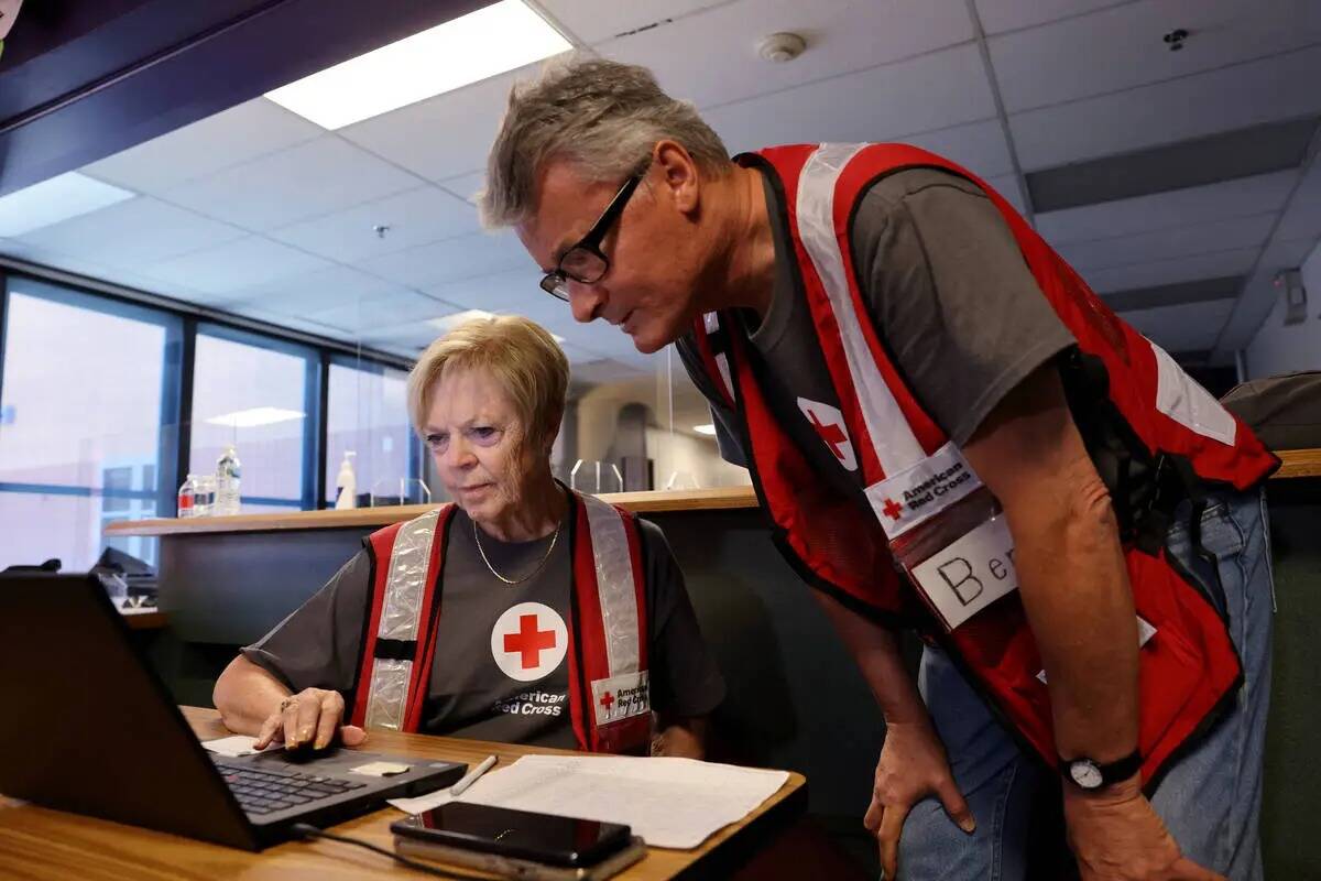 Los voluntarios de la Cruz Roja Estadounidense del Sur de Nevada, Diane Orgill, a la izquierda, ...
