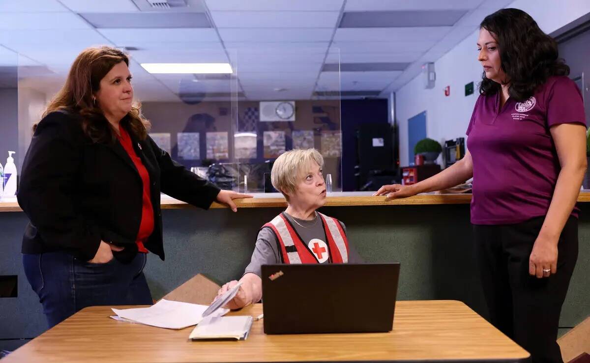 La concejal de Las Vegas Olivia Díaz, a la derecha, recorre un centro de asistencia con Rachel ...