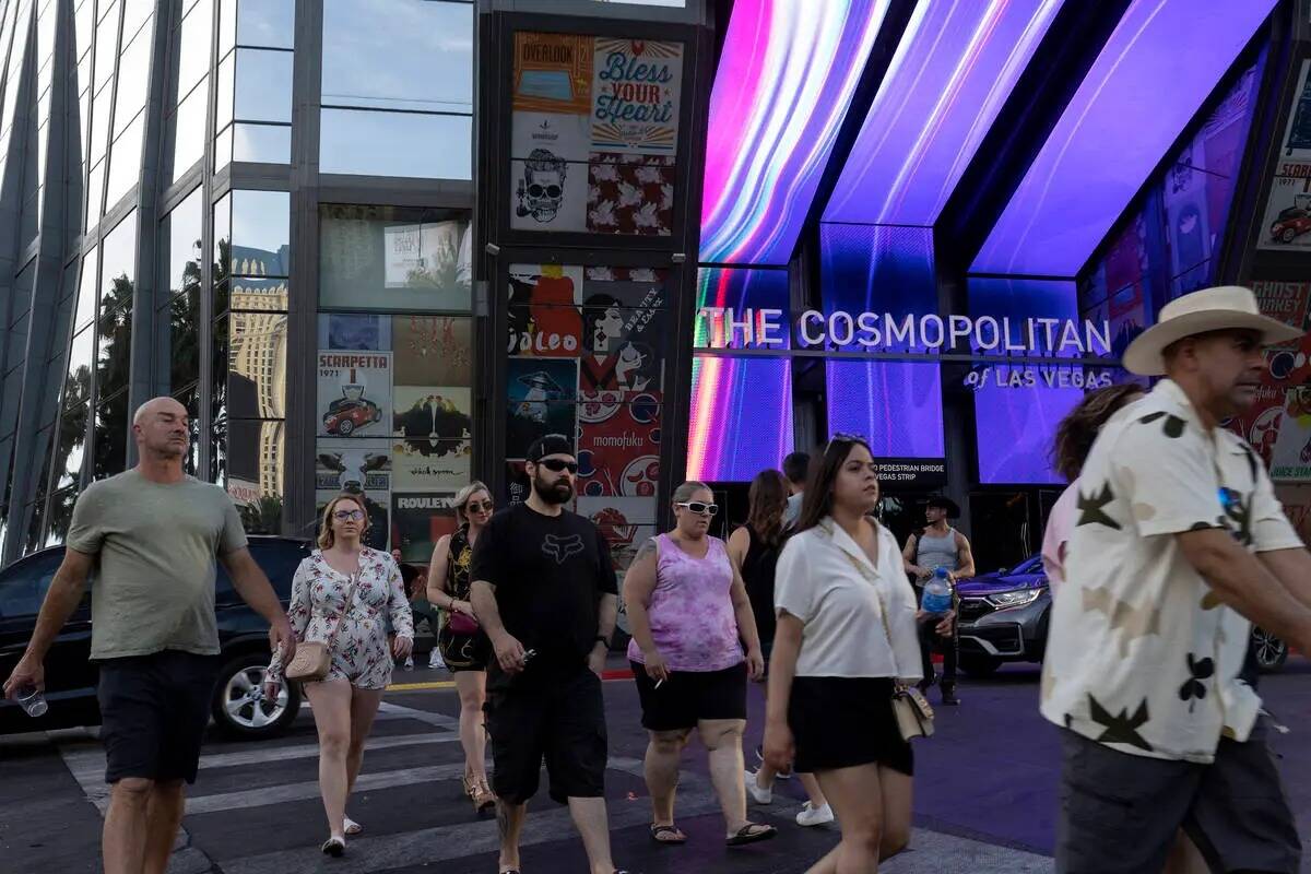 Los peatones caminan por Las Vegas Boulevard fuera de The Cosmopolitan, el miércoles 8 de juni ...