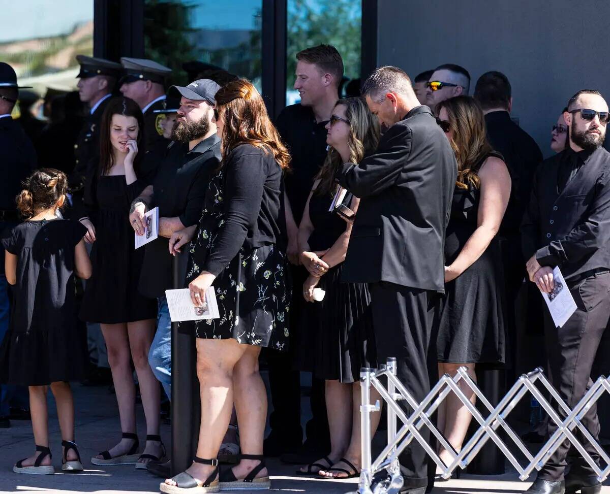 Familiares se reúnen en el exterior de la Central Christian Church durante el funeral del dete ...