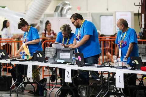 Trabajadores electorales procesan cajas de boletas en el Departamento Electoral del Condado Cla ...