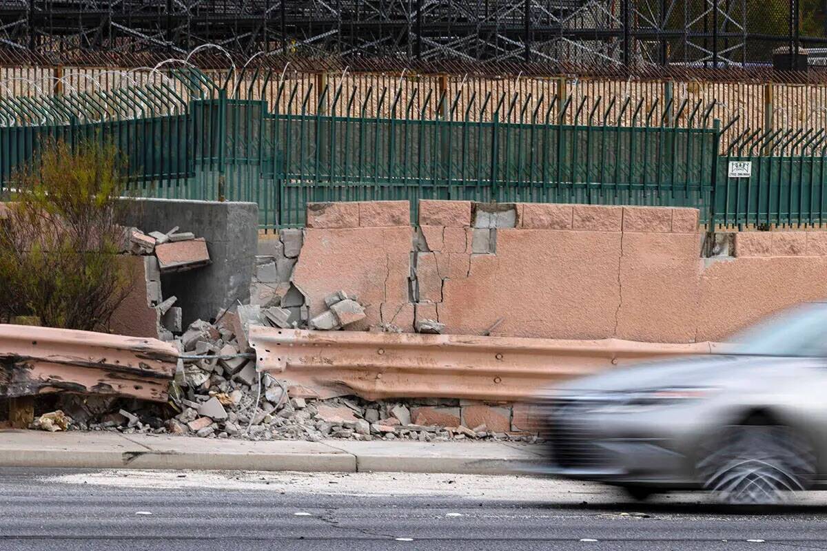 Un automovilista pasa por delante de un muro dañado tras un accidente mortal cerca del cruce d ...