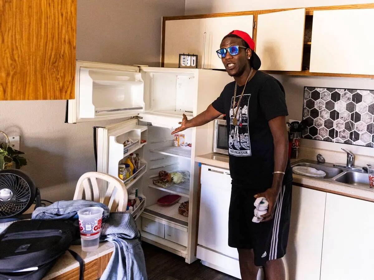Tenerese Nunn, residente del complejo de apartamentos Ridge on Charleston, muestra su refrigera ...