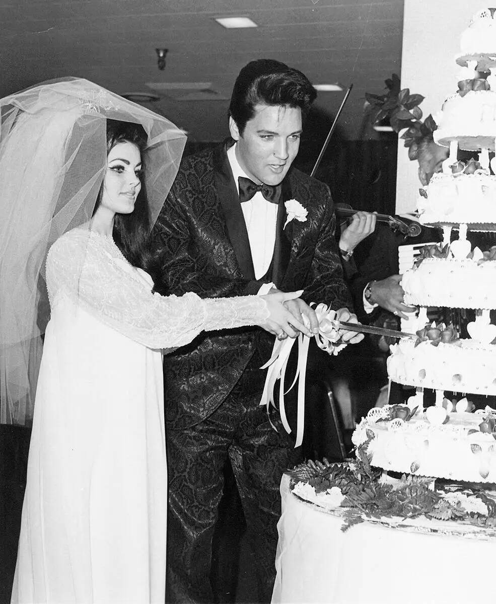 Elvis y Priscilla Presley cortan el pastel en su recepción de boda en Las Vegas el 1º de mayo ...