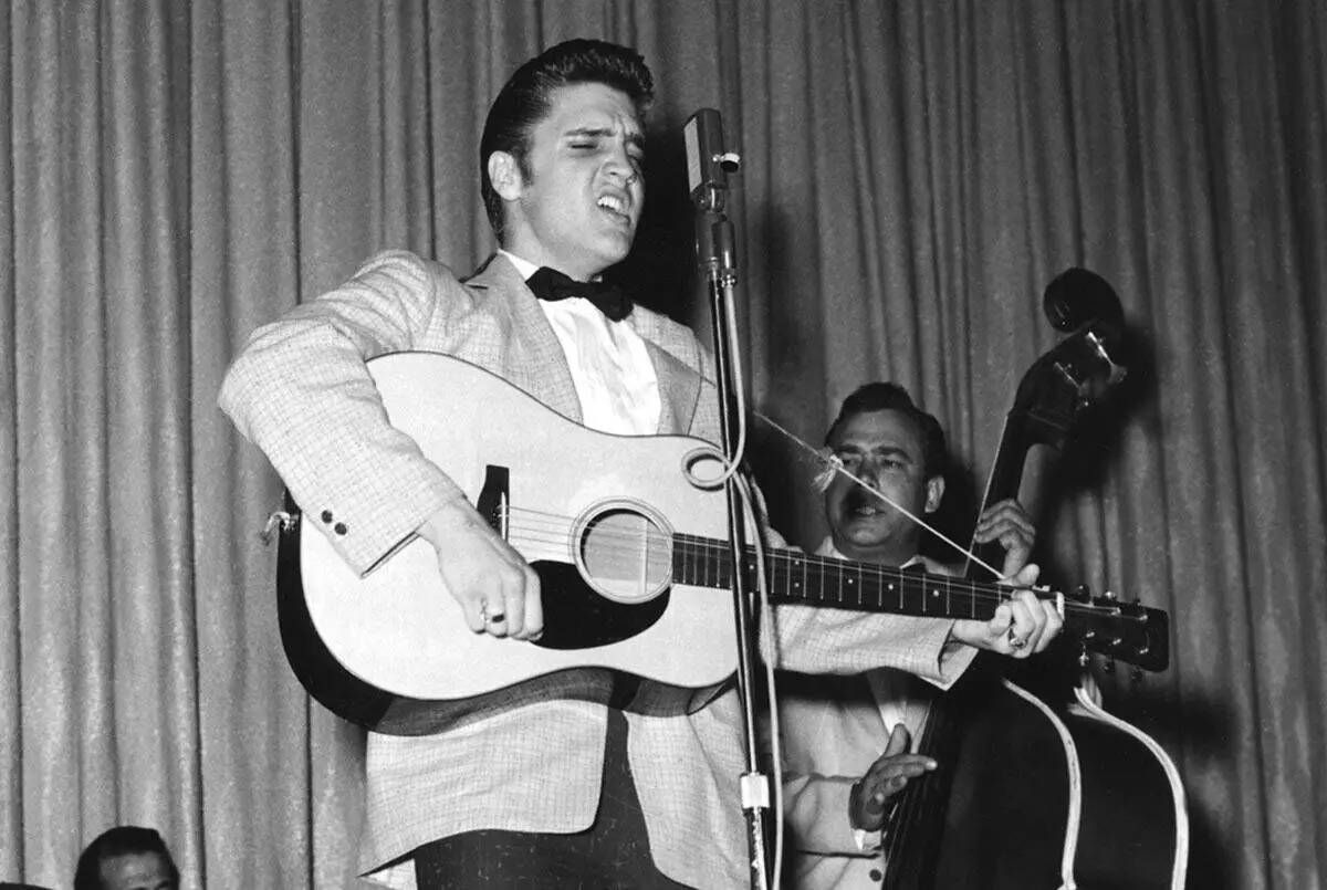 Elvis se presenta durante su primera serie de conciertos en el New Frontier el 30 de abril de 1 ...