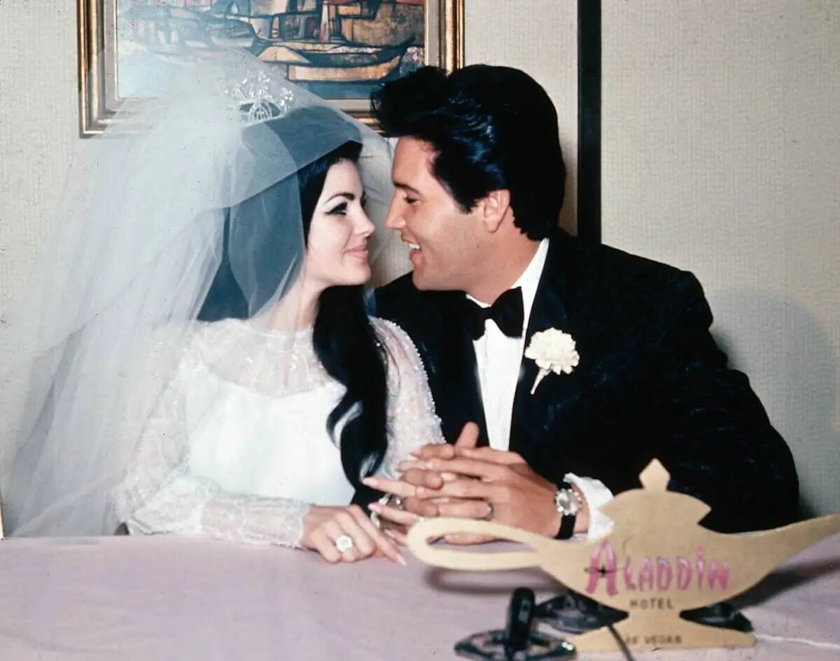 El día de la boda de Elvis y Priscilla Presley en el Hotel Aladdin de Las Vegas el 1º de mayo ...