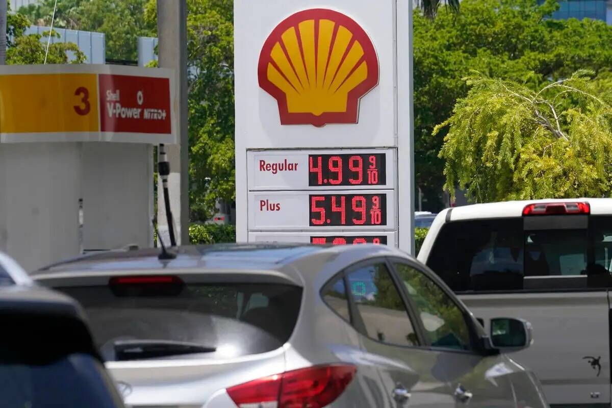 Autos hacen fila en una gasolinera Shell el 17 de junio de 2022, en Miami. El presidente Joe Bi ...