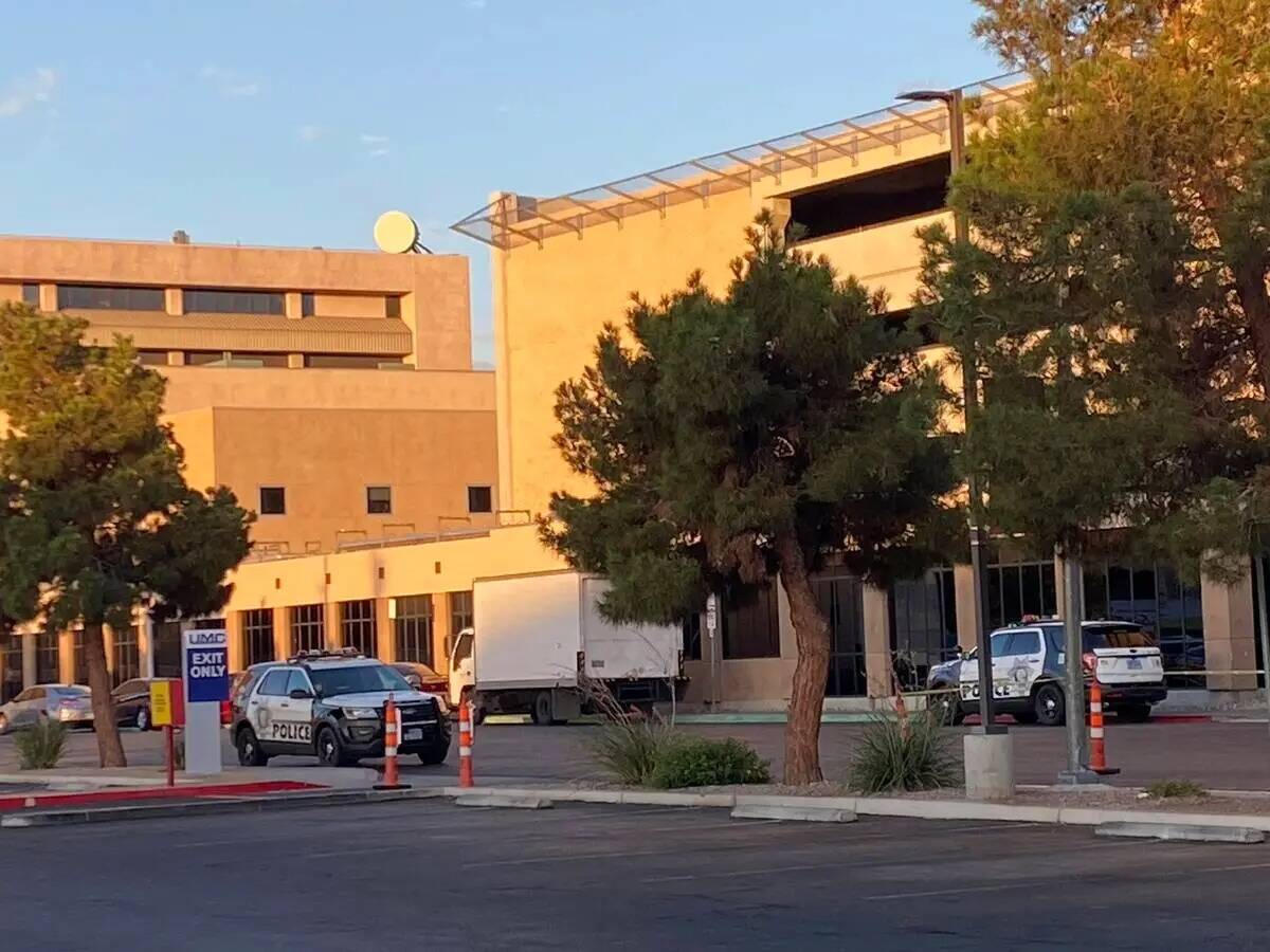 La policía de Las Vegas investiga en el University Medical Center tras un apuñalamiento morta ...