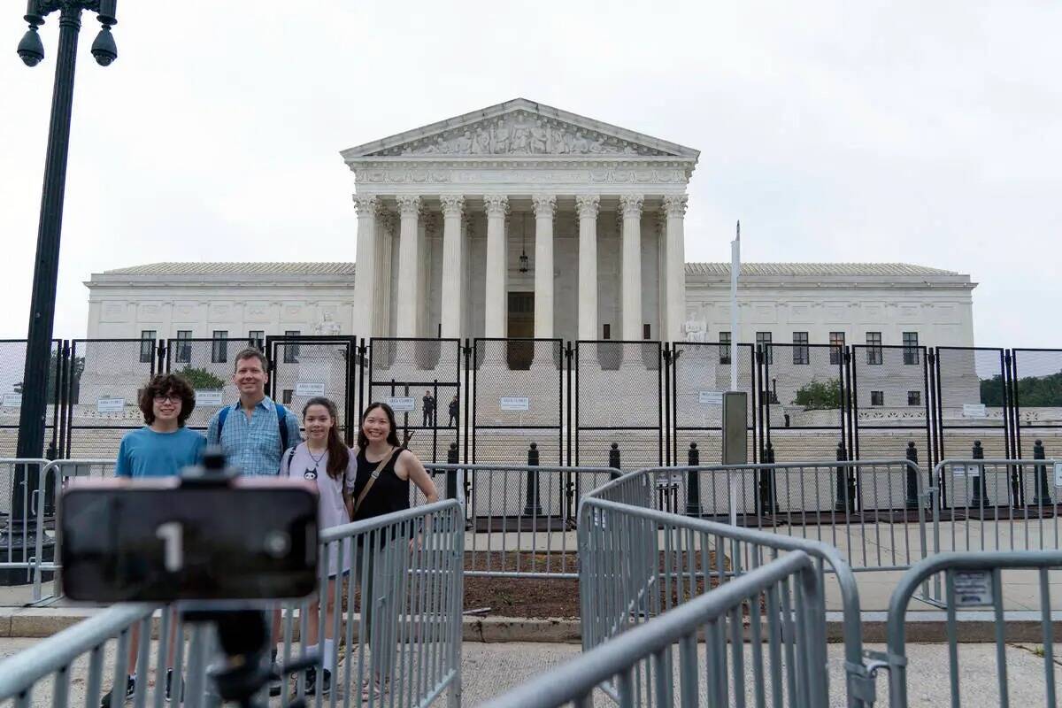 Una familia se toma una selfie frente al Tribunal Supremo de Estados Unidos en el Capitolio, en ...