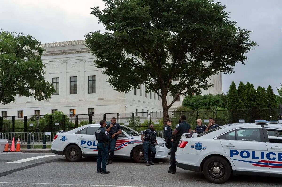 Agentes de policía frente al Tribunal Supremo de Estados Unidos en Washington, el jueves 23 de ...