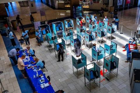 Ciudadanos participan en el último día de votación anticipada para las primarias de 2022 en ...