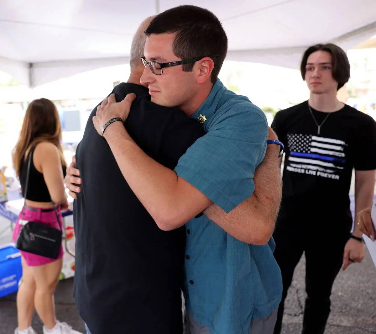 Sean Terry, hijo del fallecido detective de la policía de Las Vegas Justin Terry abraza al sar ...