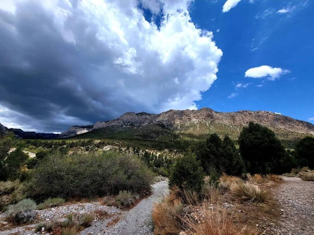 Las dramáticas nubes y las vistas de las montañas forman parte del paquete en el sendero Acas ...