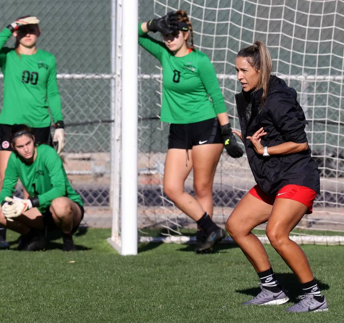 La entrenadora de fútbol femenino de la UNLV, Jenny Ruiz-Williams, instruye a las jugadoras du ...