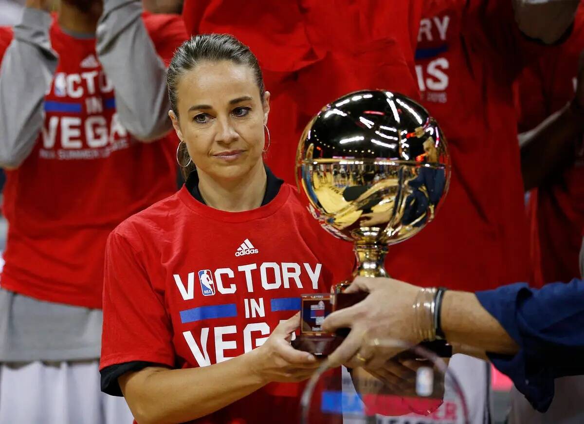 La entrenadora de San Antonio Spurs, Becky Hammon, sostiene el trofeo del campeonato después d ...