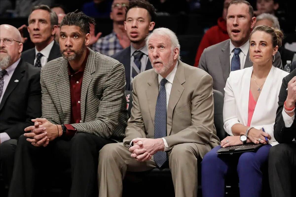 El entrenador en jefe de los San Antonio Spurs, Gregg Popovich, en el centro, observa a sus jug ...