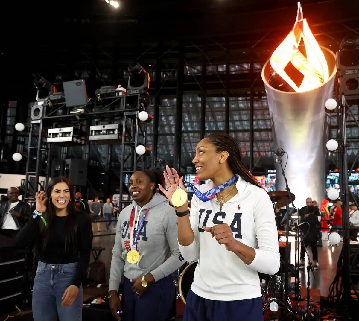 Las medallistas de oro olímpicas de Las Vegas Aces, desde la izquierda, Kelsey Plum, Chelsea G ...