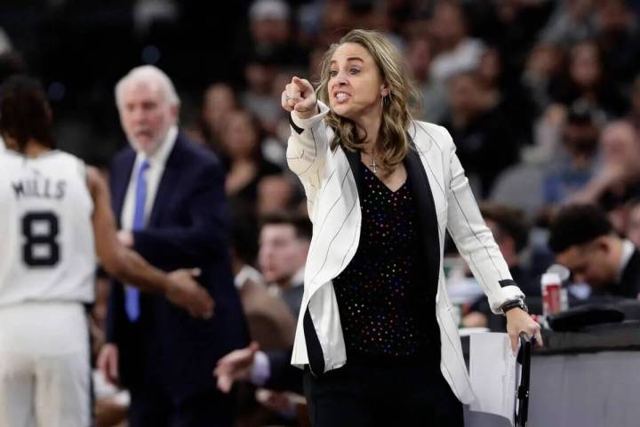 La entrenadora asistente de San Antonio Spurs, Becky Hammon, señala a los jugadores durante la ...