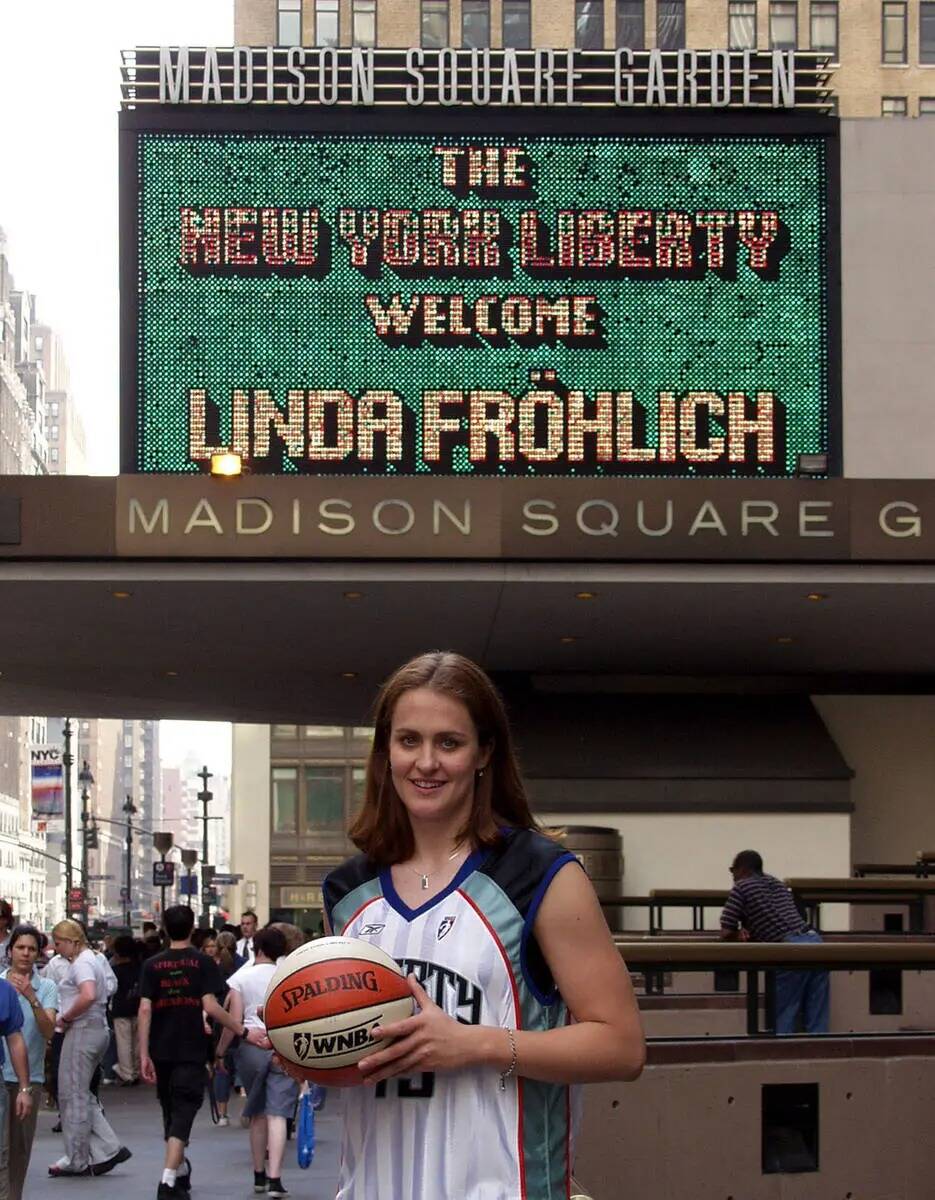 La jugadora del NY Liberty draft UNLV Linda Frohlich en el draft de la WNBA. Linda posa afuera ...