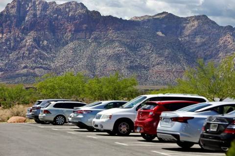El estacionamiento del centro de visitantes del Red Rock Canyon National Conservation Area en L ...