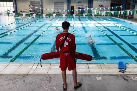 Aiden Ruggiutz, de 18 años, salvavidas, vigila a los nadadores en la Pavilion Center Pool el v ...