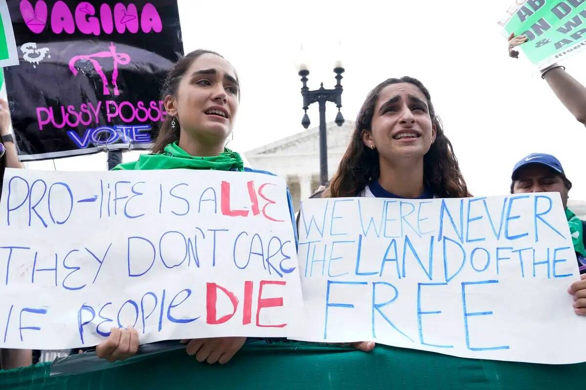 Activistas del derecho al aborto reaccionan ante el Tribunal Supremo en Washington el viernes 2 ...