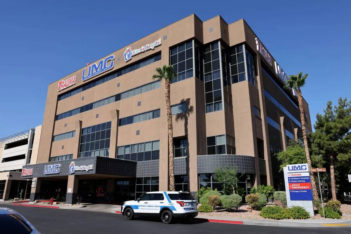 Un vehículo de seguridad pública del University Medical Center espera fuera del hospital en L ...