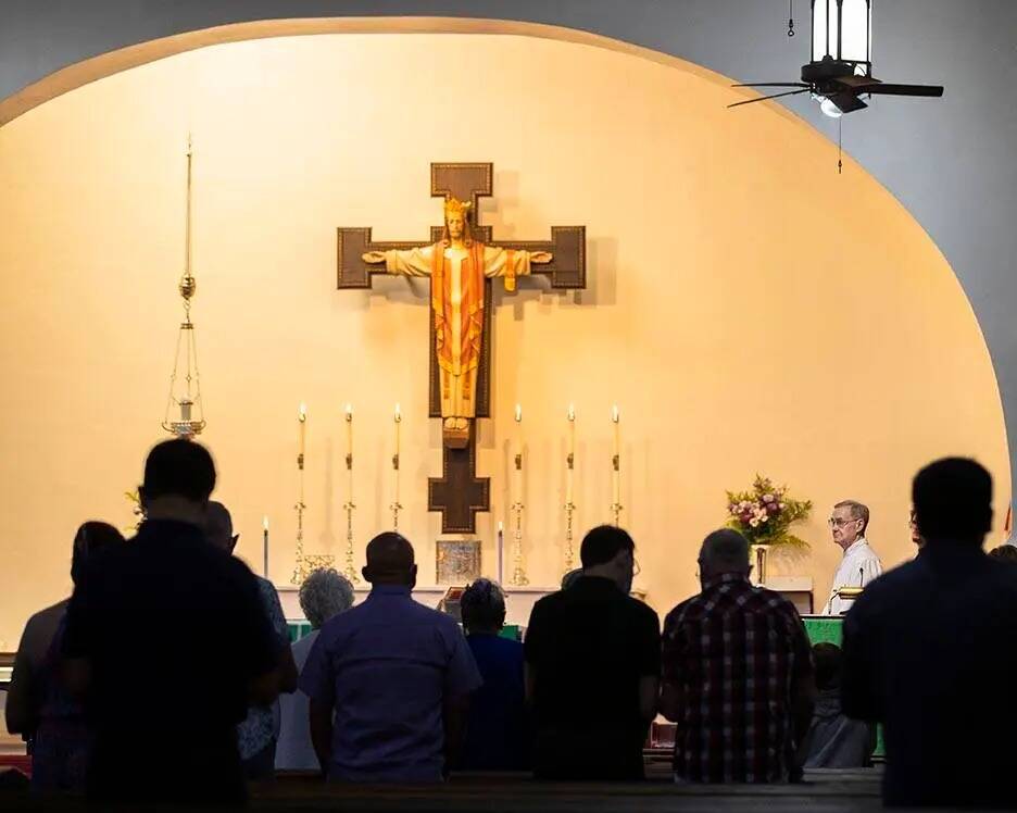 Los congregantes escuchan la misa en la Christ Church Episcopal el domingo 26 de junio de 2022, ...