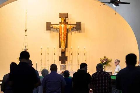 Los congregantes escuchan la misa en la Christ Church Episcopal el domingo 26 de junio de 2022, ...