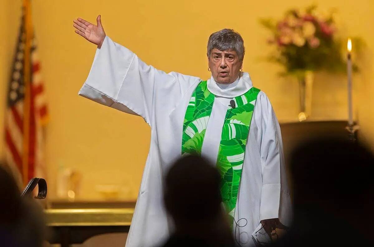 La reverenda Liz Zivanov predica a la congregación de la Christ Church Episcopal el domingo 26 ...