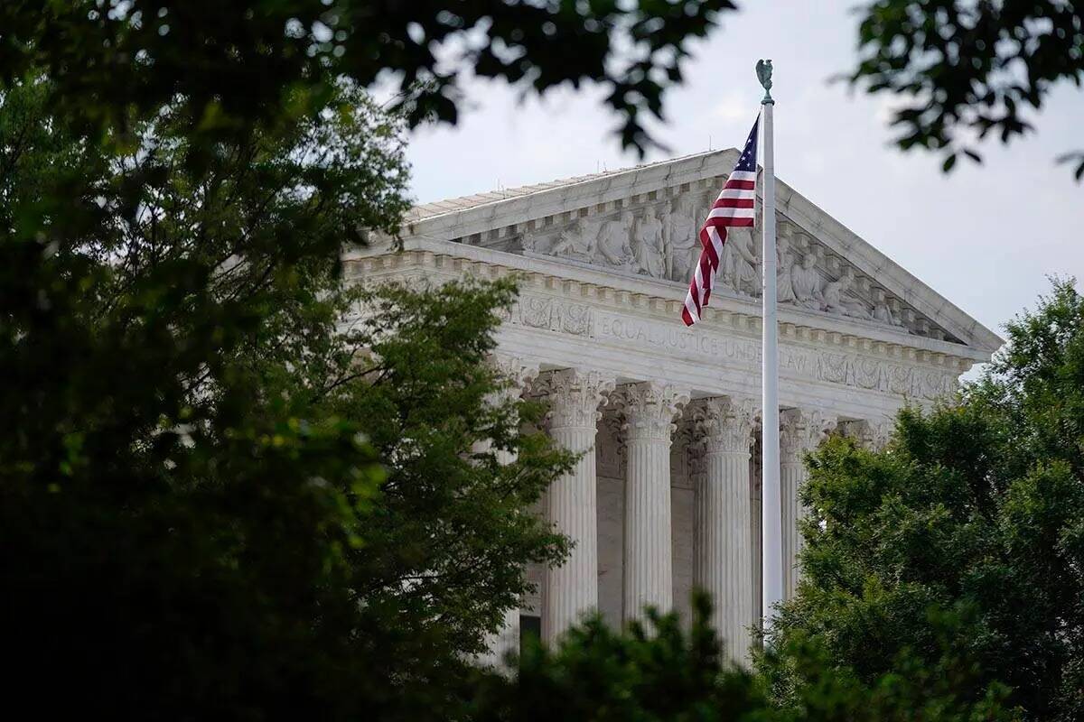 Una bandera estadounidense ondea frente al edificio del Tribunal Supremo de Estados Unidos, el ...