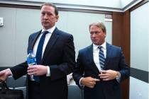 El exentrenador de los Raiders Jon Gruden, a la derecha, y su abogado Adam Hosmer-Henner compar ...