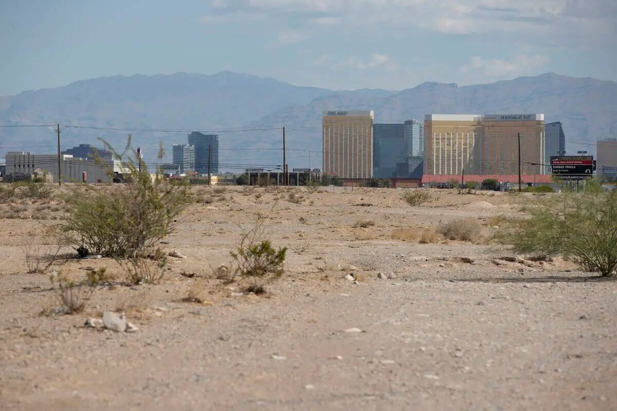 En la esquina noroeste de Las Vegas Boulevard y Windmill Lane se ve un terreno vacío al sur de ...