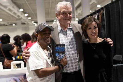 Mickey Frazier, un autor local, a la izquierda, posa para una foto con el gobernador Steve Siso ...