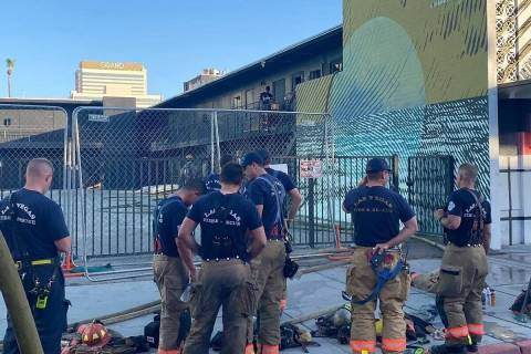 Bomberos de Las Vegas respondieron a tres incendios en edificios vacíos del centro de la ciuda ...