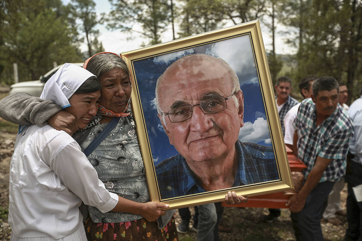Las mujeres sostienen un retrato del sacerdote jesuita Javier Campos Morales mientras la proces ...