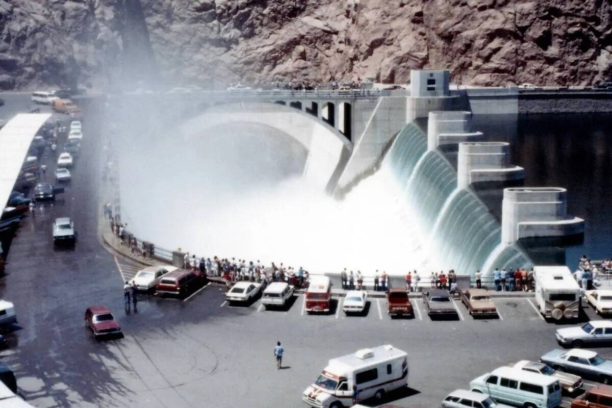 Esta foto, tomada el 22 de julio de 1983, muestra el desagüe de Arizona en la presa Hoover. (O ...