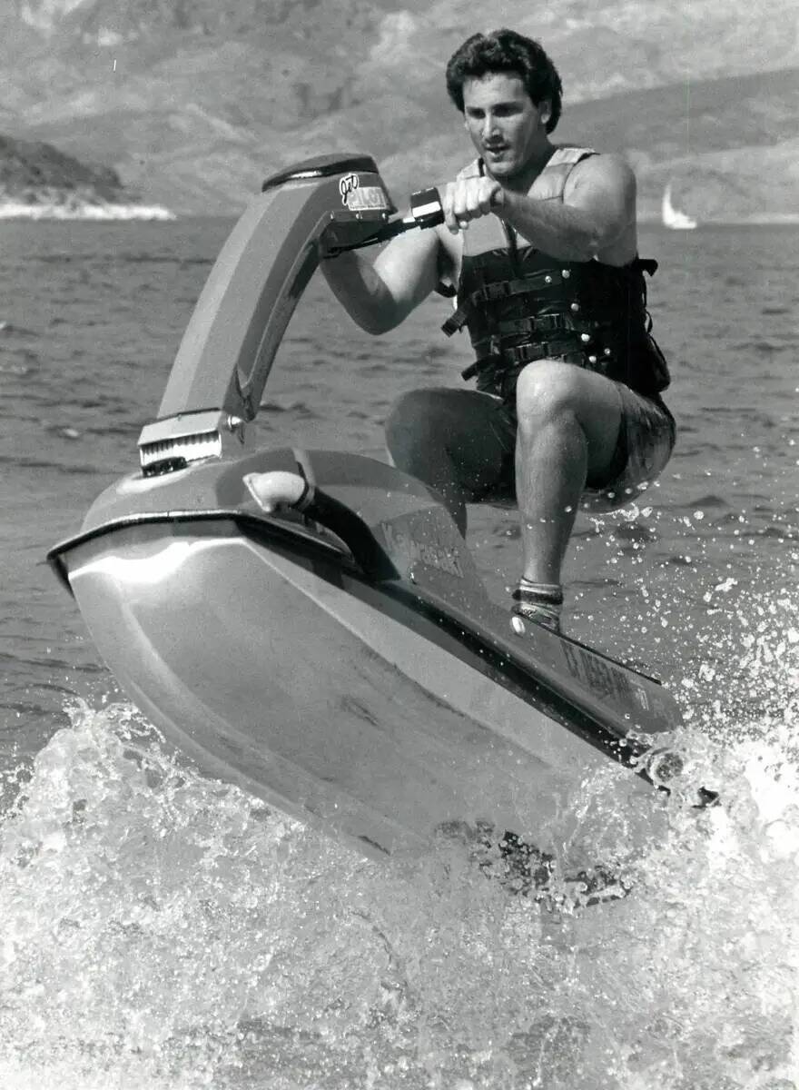 Un esquiador acuático en el Lago Mead atrapa una ola y se lanza al aire en 1983. (Las Vegas Re ...