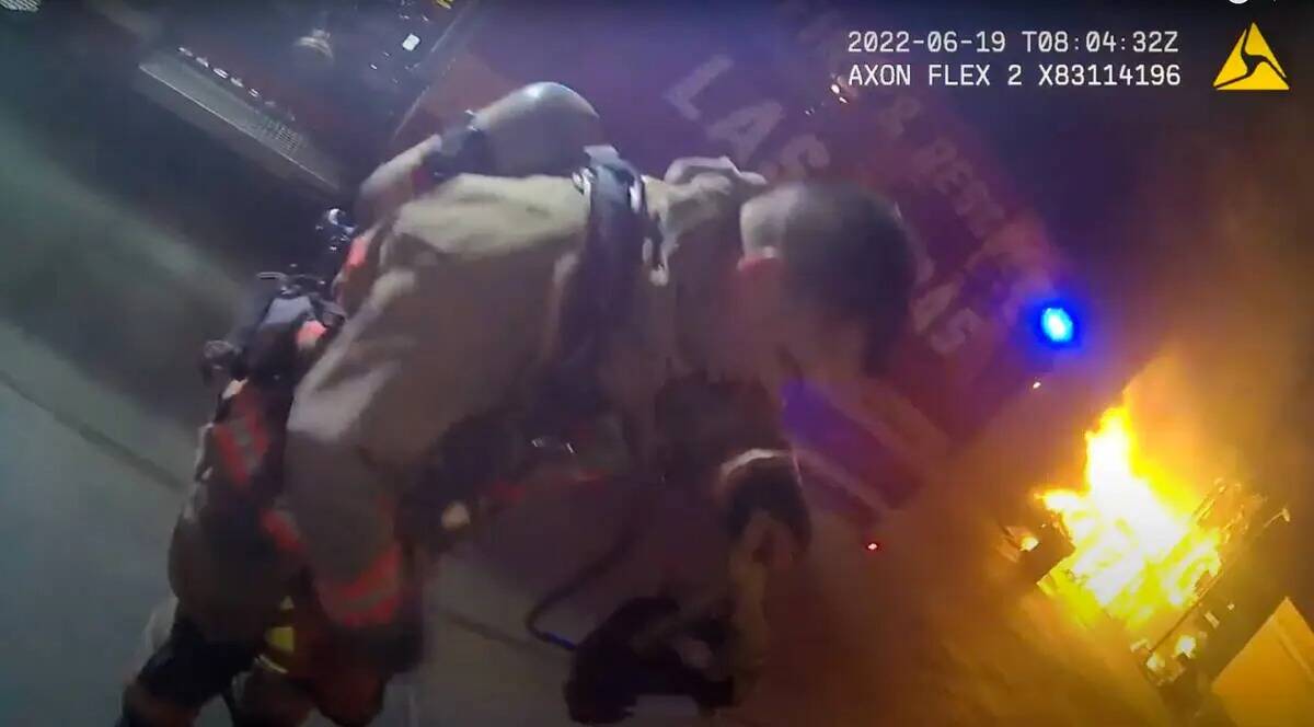 Las cámaras corporales de la policía captaron los esfuerzos de rescate durante el incendio de ...