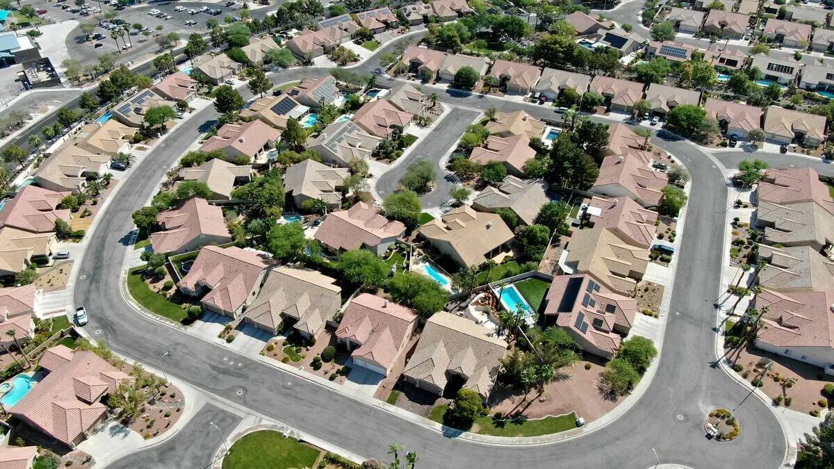 Una vista aérea de las viviendas cerca de Paseo Verde Parkway en Henderson, Nevada, el martes ...