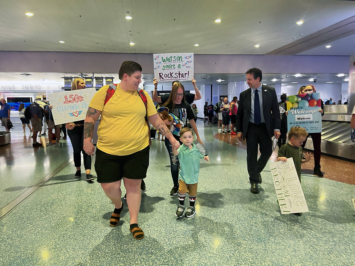 Watson Beas, niño de tres años de edad, regresando en el vuelo número 150,000 de Miracles Fl ...
