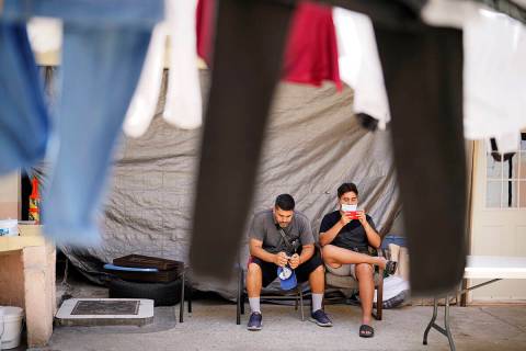 Dos hombres de Nicaragua esperan para solicitar asilo en Estados Unidos el jueves 30 de junio d ...