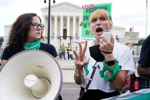 ARCHIVO.- Activistas del derecho al aborto reaccionan ante el Tribunal Supremo en Washington, e ...