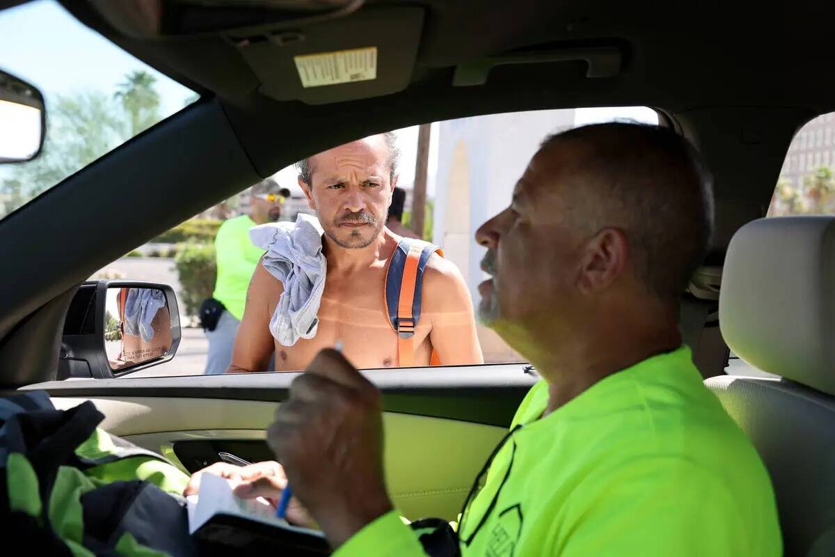 Carlos Lucero, de 45 años, a la izquierda, habla con el director de respuesta a los desamparad ...