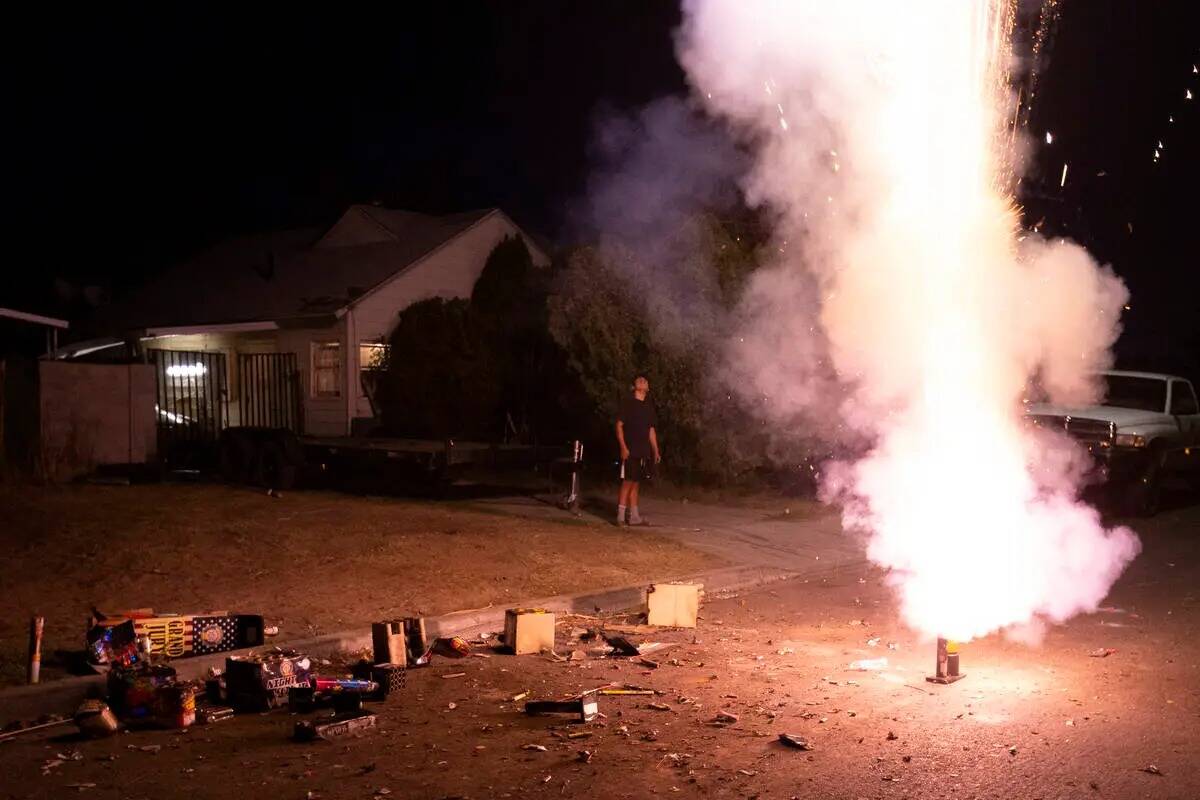 Un grupo lanza fuegos artificiales ilegales en su calle para celebrar el Día de la Independenc ...